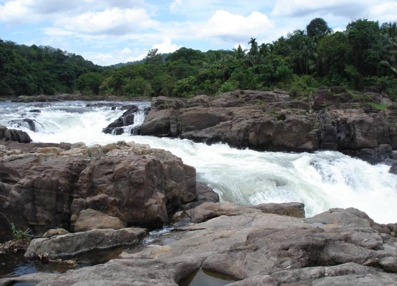 Perunthenaruvi Waterfalls